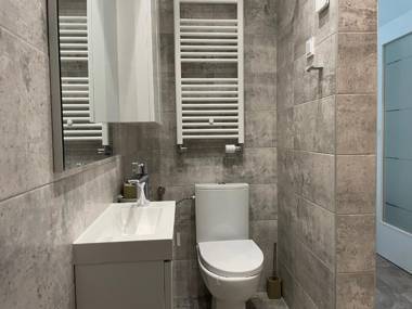 Cozy 2-Room Penthouse Lakeview W14