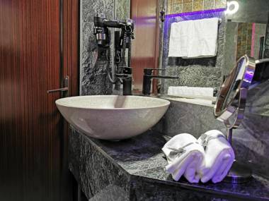 Crystal Central Apartment