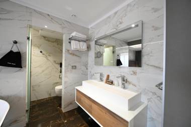 Aniroc Signature Hotel