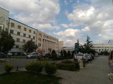 Downtown apartment in walk zone with 3 bedrooms and garage