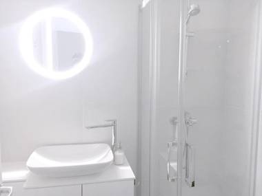 NEW Central Light Apartment with Private Parking