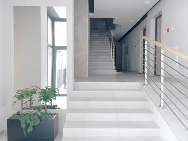 NEW Central Light Apartment with Private Parking