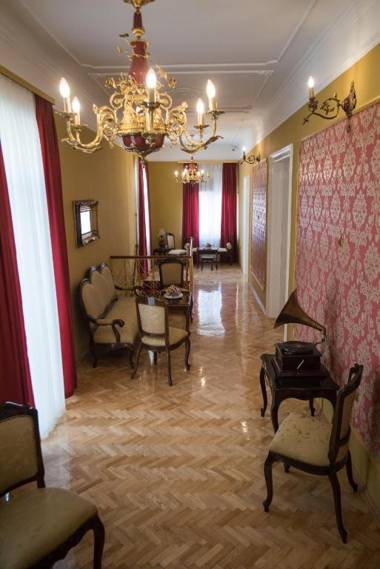 Center Deluxe Garni Hotel