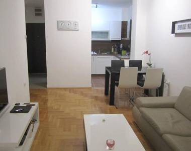 Designer Apartment in heart of city - River view ! Park for free