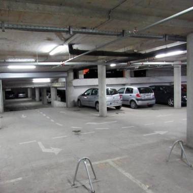 Designer Apartment in heart of city - River view ! Park for free