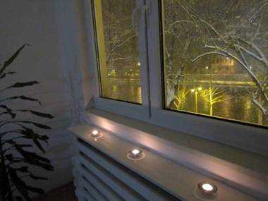 Designer Apartment in heart of city - River view ! Park for free