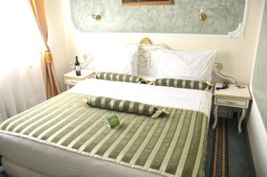 Queen's Astoria Design Hotel