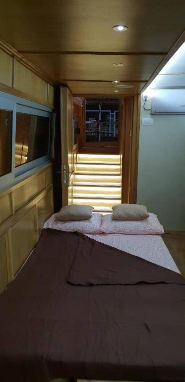 Free Room Boat Apartment