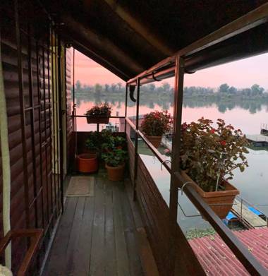 Kuca i splav na reci Savi