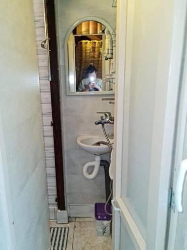 Kuca i splav na reci Savi