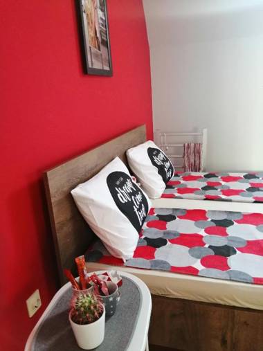 Apartman Red wall