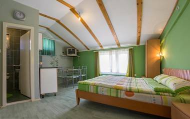 Green House Pool Apartments