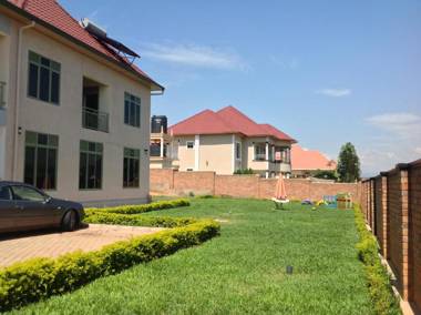 Room in House - Spacious double room muhazi MyPlace