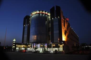 Al Bustan Crown Hotel 2