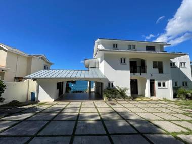 VallonEnd Beachfront villa with excellent view