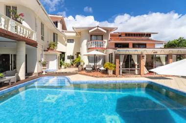 5 bedrooms house at Machabee 400 m away from the beach with shared pool enclosed garden and wifi