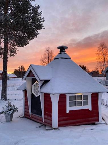 Modern Lapland Cottage with Outdoor Sauna & BBQ Hut