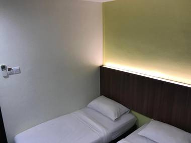 L Hotel at 51 Desker