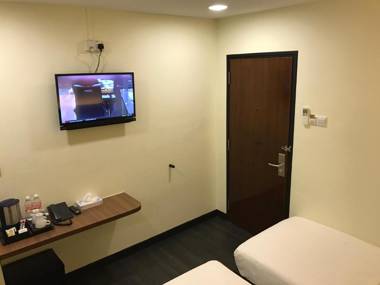 L Hotel at 51 Desker