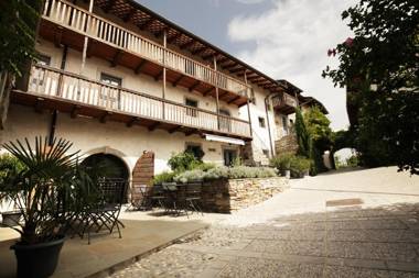 Dvor Apartments and Rooms