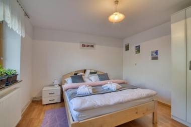 Farm House Blackberry - Happy Rentals