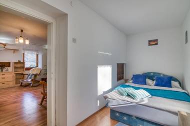 Farm House Blackberry - Happy Rentals