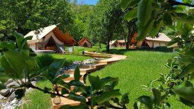 Chateau Ramšak vineyard glamping resort