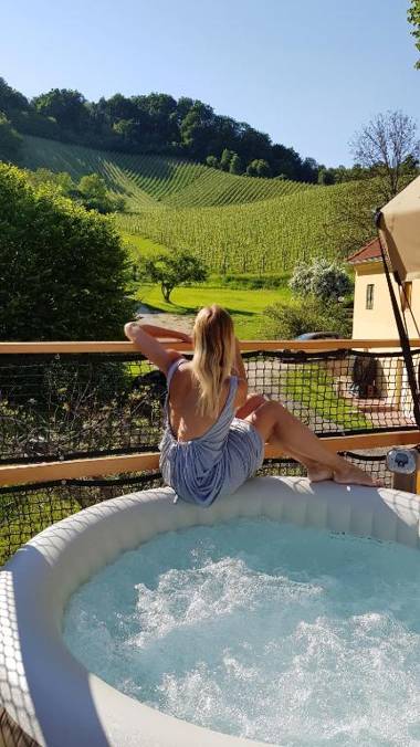 Chateau Ramšak vineyard glamping resort