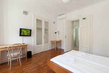 Julija&Robert's Riverview Apartments and Rooms