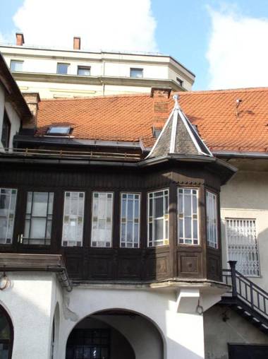 Tiny central studio apartment Tour As