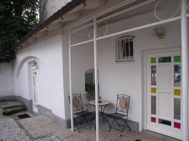 Tiny central studio apartment Tour As