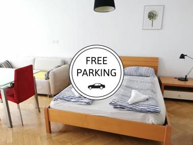 City centre studio with a balcony and free parking