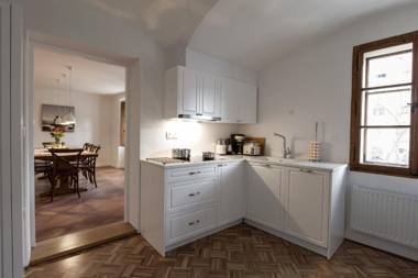 River and Castle View Apartment Rose