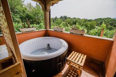 Holiday Home Vesna with Hot Tub