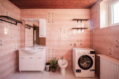 Deerwood-Modern Cozy Apt with Castle Mountain view