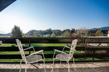 Deerwood-Modern Cozy Apt with Castle Mountain view