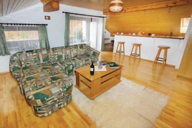 House Mavko Near Lake Cerknica