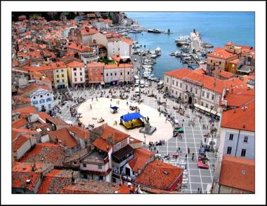 Floating Sea Houses MARINA LUX