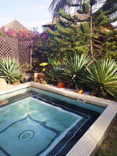 3 bedrooms house with shared pool jacuzzi and enclosed garden at Nianing