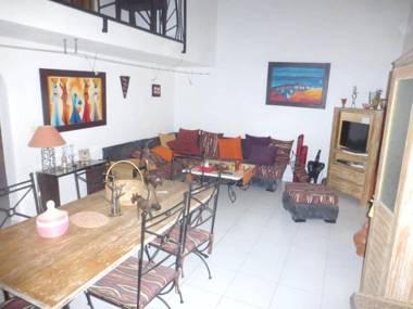 3 bedrooms house with shared pool jacuzzi and enclosed garden at Nianing