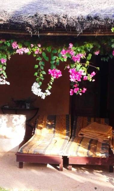 3 bedrooms house with shared pool jacuzzi and enclosed garden at Nianing