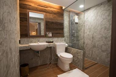 Boutique Poo-Yai Lee