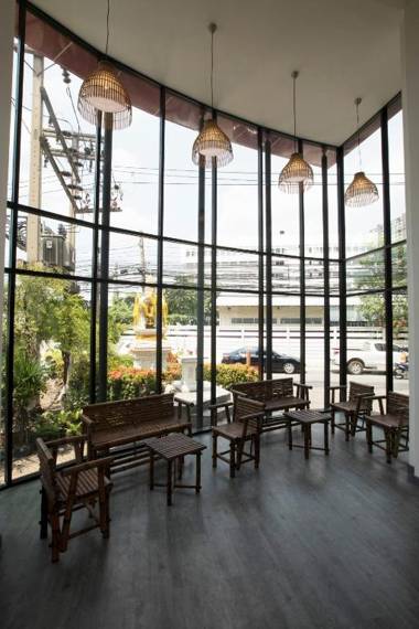 Boutique Poo-Yai Lee