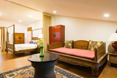 Artisan's Antique House - Silom