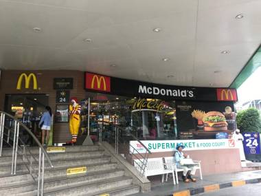 Twin Peaks Sukhumvit Suites