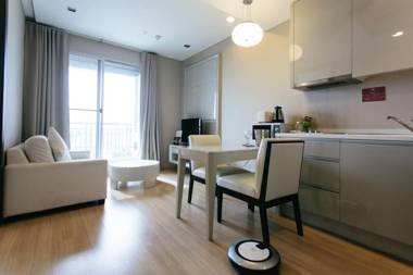 Airport LinkBTS PhayathaiNetflix1 BR 38 SQM