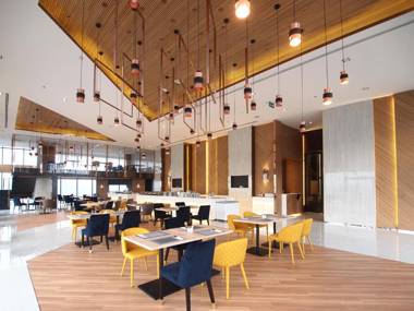 The Quarter Ari by UHG