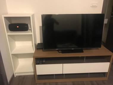 Modern Condo Sukhumvit Bangkok pool/gym/wifi