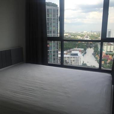 Modern Condo Sukhumvit Bangkok pool/gym/wifi