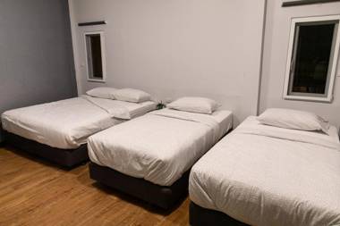 U4 Large 2 bed rooms full kitchen 200m to BTS